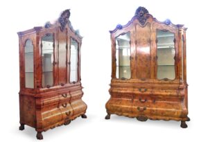 Read more about the article Das Möbelhighlight! Barockstilvitrine mit detailreicher Holzintarsienarbeit