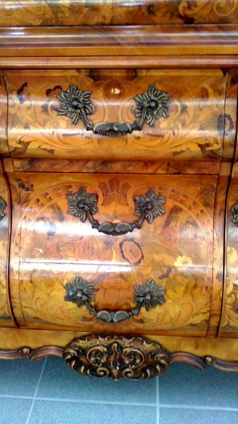 Schrank Barockstil Vitrine Intarsien floral Holzeinlegearbeiten Barockstilvitrine bombiert Beschläge