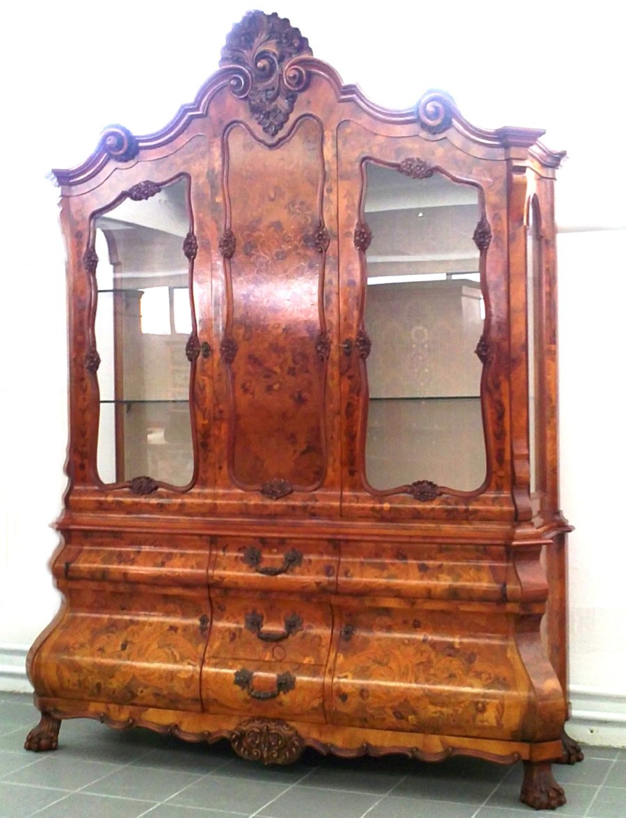 Schrank Barockstil Vitrine Intarsien floral Holzeinlegearbeiten Barockstilvitrine bombiert