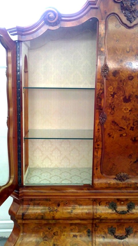 Schrank Barockstil Vitrine Intarsien floral Holzeinlegearbeiten Barockstilvitrine bombiert