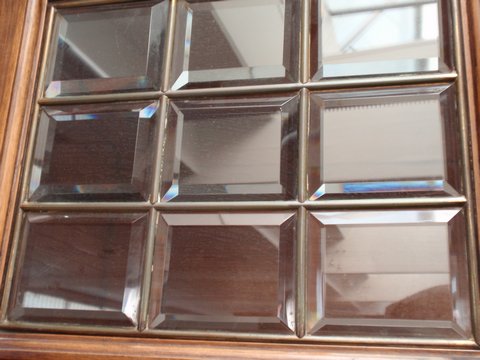 Jugendstil Kredenz, geschnitztes Schrankmöbel - beeindruckendes Wertmöbel 15 Bleiglaseinlagen schillerndes Bleikristall geschliffen Messing gefasst in einem antiken Jugendstil Schrank