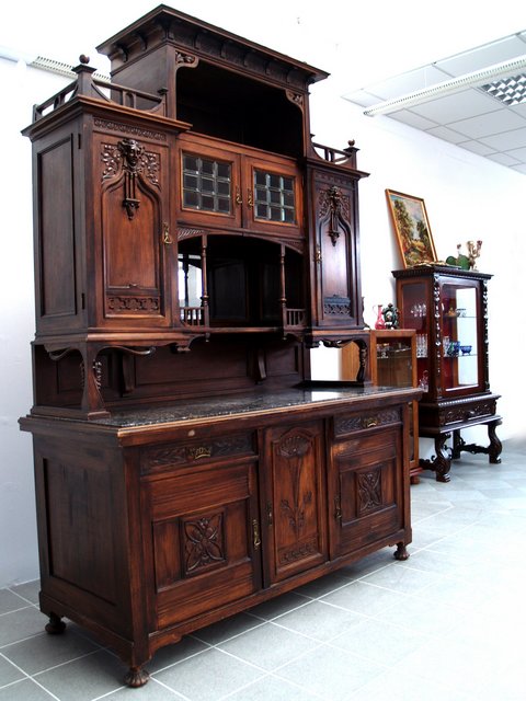 Jugendstil Kredenz, geschnitztes Schrankmöbel - beeindruckendes Wertmöbel 2 Antiker Schrank Jugendstil Kredenz mit Steinplatte Gesichter geschnitzt Marmorplatte Kristallgläser