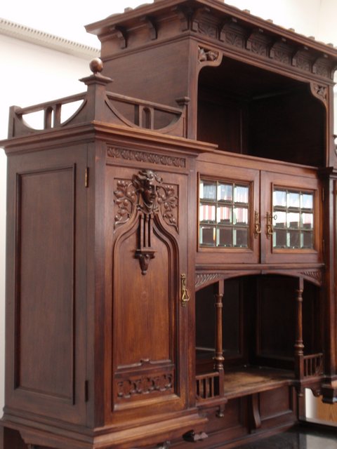 Jugendstil Kredenz, geschnitztes Schrankmöbel - beeindruckendes Wertmöbel 6 Seitenansicht Detail offene Galerie der Kredenz Jugendstil