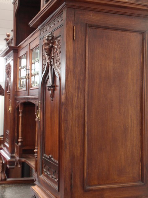Jugendstil Kredenz, geschnitztes Schrankmöbel - beeindruckendes Wertmöbel 7 Historische Jugendstilkredenz Seitenansicht mit geschnitzten Frauengesichtern im Artdeco Design