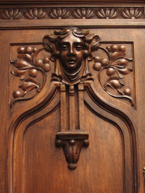 Jugendstil Kredenz, geschnitztes Schrankmöbel - beeindruckendes Wertmöbel 8 Wiener Jugendstil Schrank Masque de Femme geschnitzt mit Kolo Moser Ranken Beeren Baum