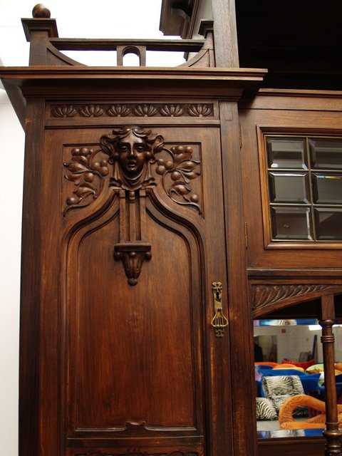 Jugendstil Kredenz, geschnitztes Schrankmöbel - beeindruckendes Wertmöbel 9 Antiquität Jugendstil Schrankmöbel mit Masque de Femme