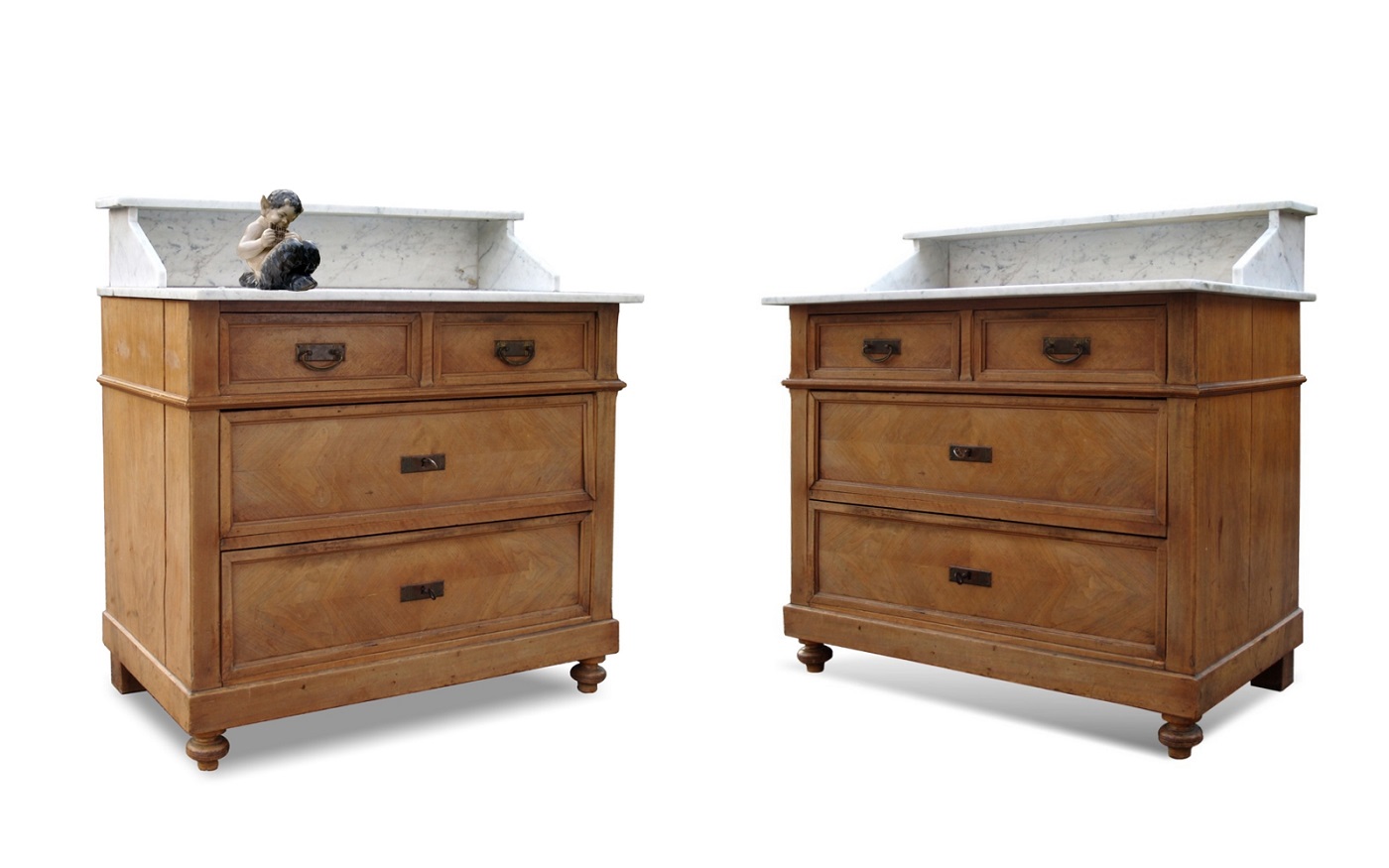 Read more about the article Antike Kommode Waschtisch mit Marmorplatte – Erbstück, Sperrmüll oder Fast-Furniture