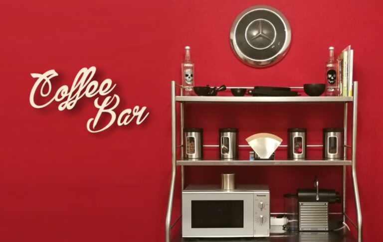 Küchenschrank Edelstahl Kaffeebar Vintage-Möbel Kaffeeecke einrichten