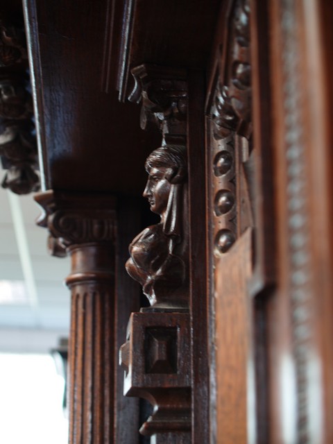 Antiker Schrank Buffetmöbel Kredenz Historismus geschnitzt Gesichter Antiquität Museal Möbel Antiquität