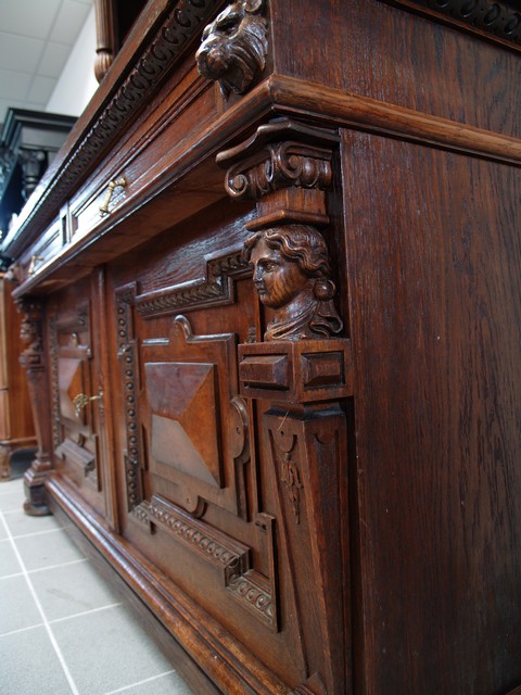 Antiker Schrank Buffetmöbel Kredenz Historismus geschnitzt Gesichter Antiquität Museal Möbel Antiquität