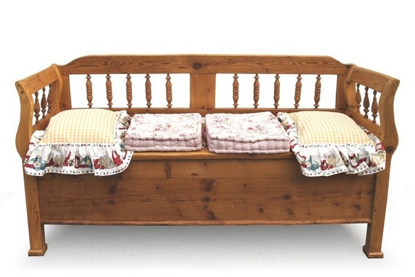 Read more about the article Naturholz antike Truhenbank – die antike Schönheit