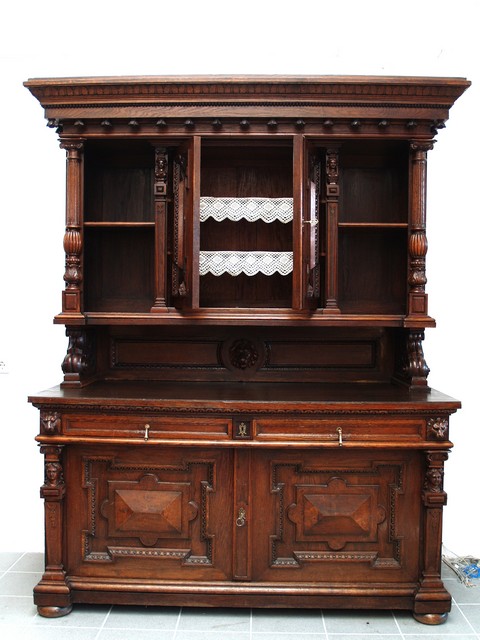 Antiker Schrank Buffetmöbel Kredenz Historismus geschnitzt Gesichter Antiquität Museal Möbel Antiquität