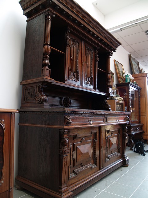 Antiker Schrank Buffetmöbel Kredenz Historismus geschnitzt Gesichter Antiquität Museal Möbel Antiquität
