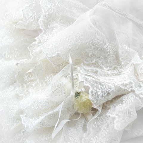 Read more about the article Shabby Chic Tüll Tischtuch, Rosen bestickt auf Tüllspitze