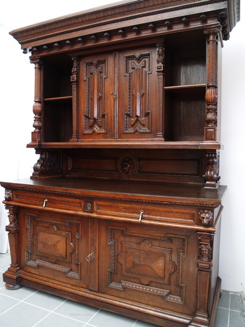 Antiker Schrank Buffetmöbel Kredenz Historismus geschnitzt Gesichter Antiquität Museal Möbel Antiquität