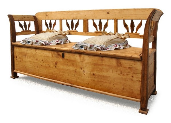 Read more about the article antike Truhenbank Sitztruhe für die Landhauseinrichtung