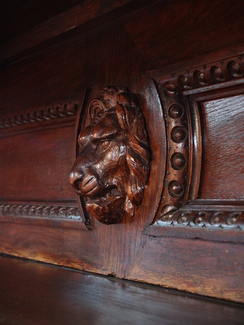 Antiker Schrank Buffetmöbel Kredenz Historismus geschnitzt Gesichter Antiquität Museal Möbel Antiquität