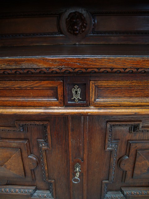 Antiker Schrank Buffetmöbel Kredenz Historismus geschnitzt Gesichter Antiquität Museal Möbel Antiquität