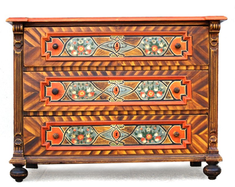 Read more about the article Antike Gründerzeit Kommode bemalt – das Traumstück unter den Kommoden!