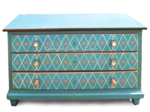 Read more about the article Antike Kommode, bemalt – Shabby Chic in schönster Form