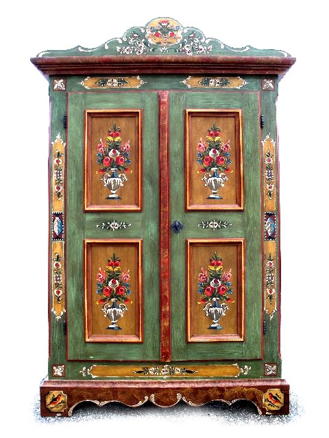 Read more about the article Der top erhaltene, bemalte Bauernschrank von Voglauer