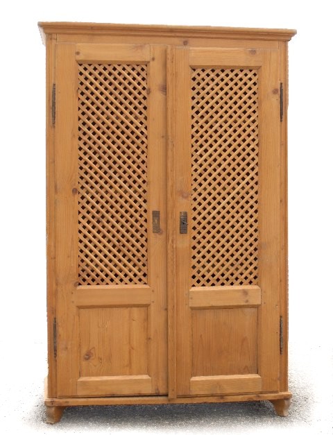 Read more about the article Natürlich darf der Schrank naturbelassen sein – die natürliche Schönheit!