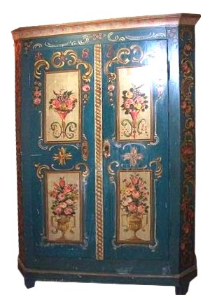 Read more about the article Antiker Schrank mit Bauernmalerei