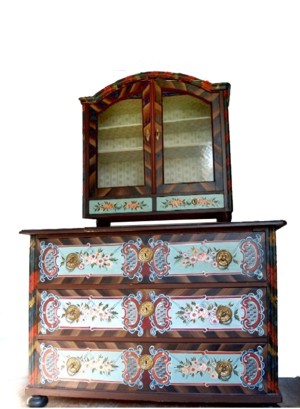 Read more about the article Antiker Bauernschrank – die überwältigend schöne Aufsatzkommode!