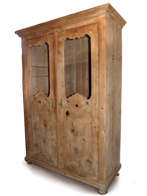 Read more about the article Aniker Bauernschrank – Provinz pur! Da stockt einem der Atem.