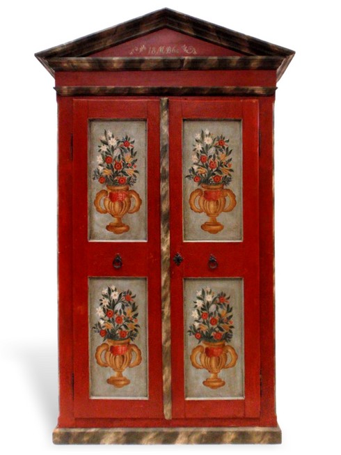 Read more about the article Antiker Bauernschrank rot mit bezaubernder Innenraumaufteilung