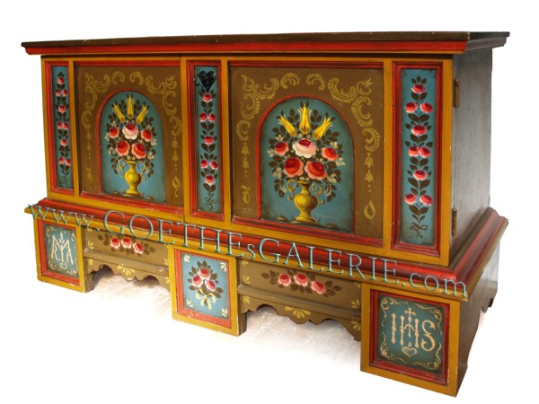 Read more about the article Bemalte Bauerntruhe – bezauberndes Bauernmöbel für’s Landhausfeeling