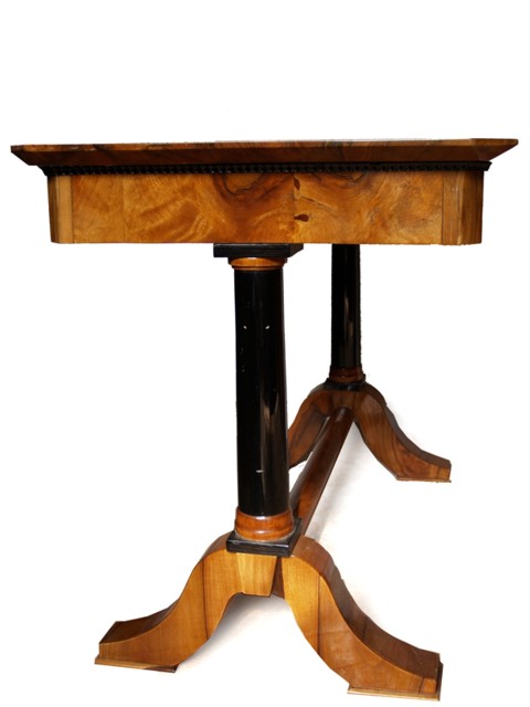 Read more about the article Antiker Biedermeier Beistelltisch mit Vollsäulen – die elegante Rarität!