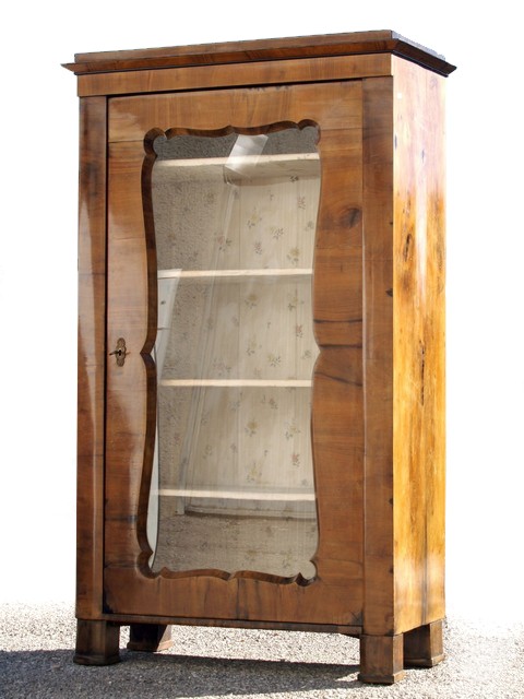 Read more about the article Schlicht und elegant zeigt sich die Vitrine mit Brezeltüren aus dem Biedermeier