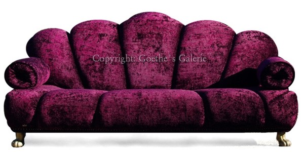 Read more about the article BRETZ Cultsofa Ali Baba – Armlehnsofa Sofa mit schimmerndem Samststoff