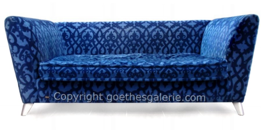 Read more about the article BRETZ MONSTER Sofa blau Ranken-Samtstoff TRAUM!
