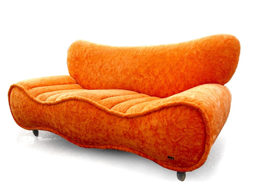 Read more about the article BRETZ SHARKY Sofa frühlinghaftes Traumstück!