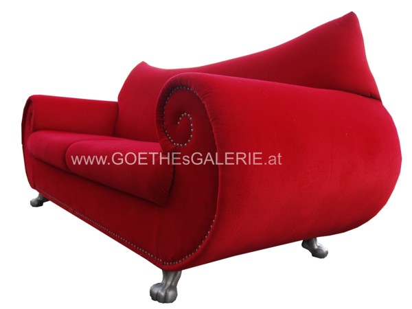 Read more about the article BRETZ Cultsofa rot GAUDI Sofa mit Strukturstoff – tristes Wohnen ade.