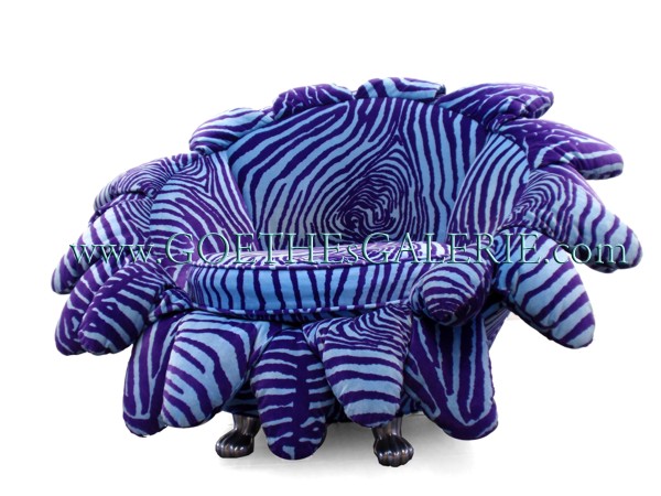 Read more about the article BRETZ Cultsofa SUNNY – Stuhl mit Zebrastoff in blau und lila