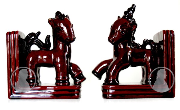 Read more about the article Antike Buchstützen von Wiener Keramik – bezaubernde Pferde