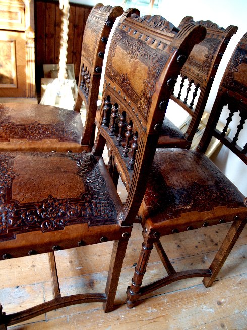 Read more about the article Antike Stühle mit geprägtem Leder, passend zum modernen Nussbaum Tisch