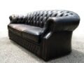Read more about the article Englische Eleganz – Chesterfield Sofa