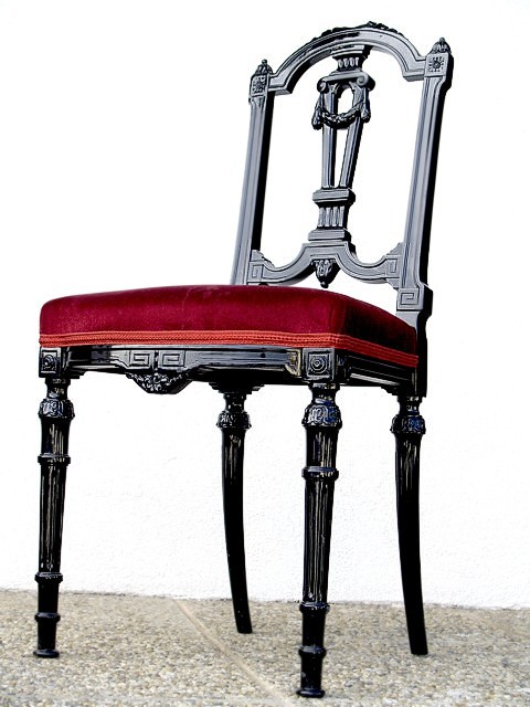 Read more about the article Solide Empire Schönheit – der Stuhl