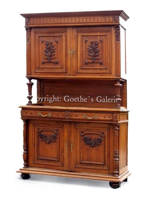 Read more about the article Antikes Historismus Buffet als Schrankmöbel für Bücher oder Geschirr