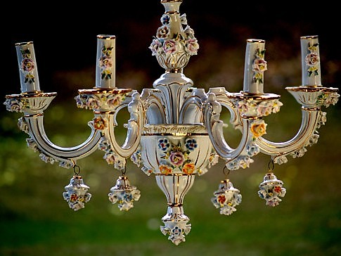 Read more about the article Porzellan Kronleuchter mit unzähligen Rosen – einfach Traumhaft!