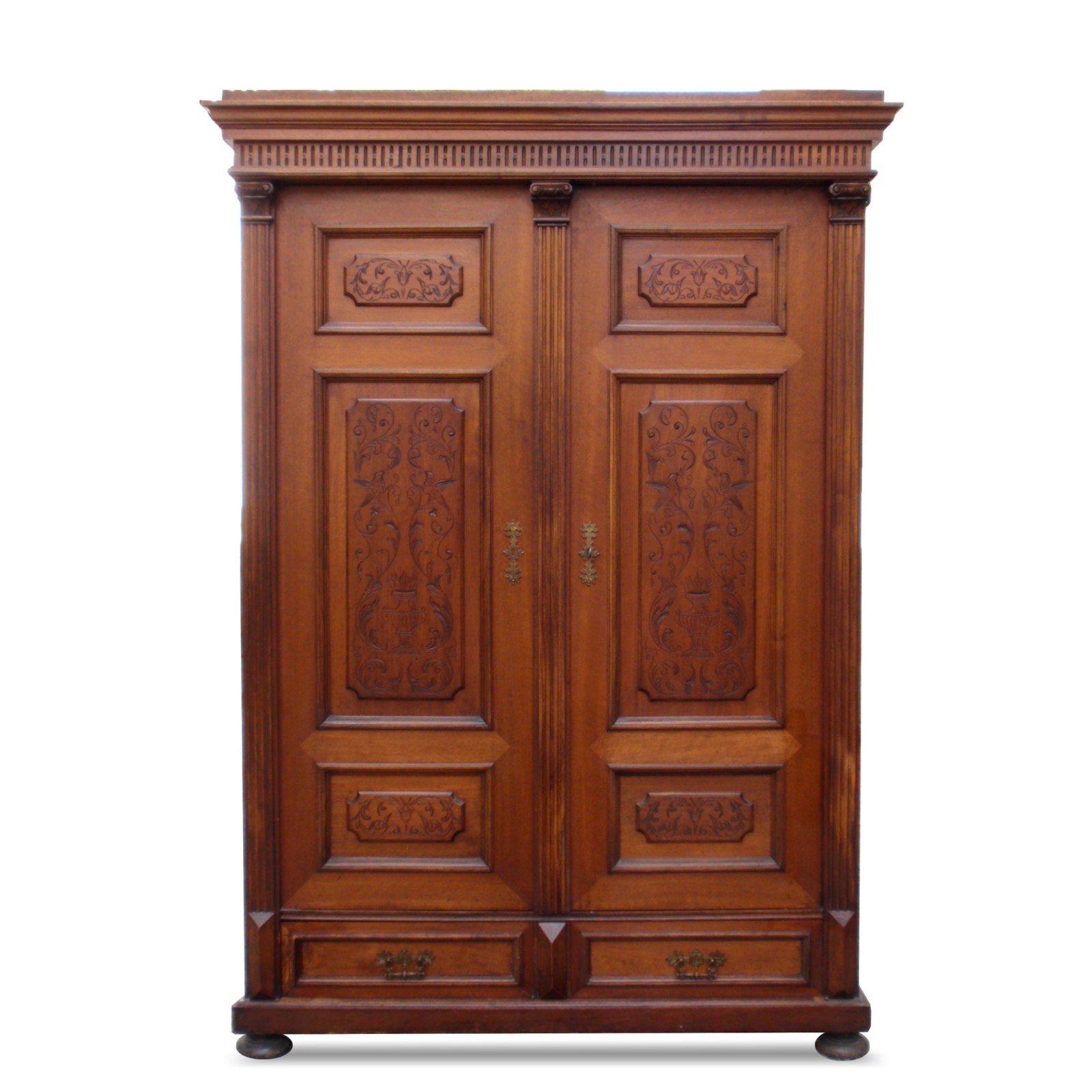 Read more about the article Antiker Schrank Historismus mit Kleiderstange