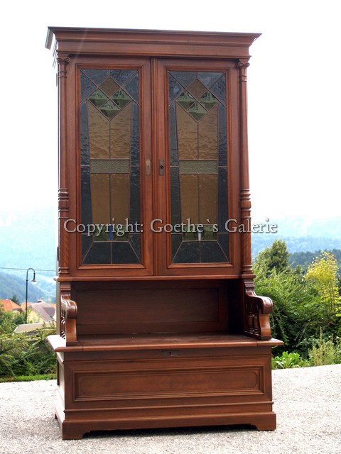 Read more about the article Bücherschrank mit Sitztruhe und Buntglastüren