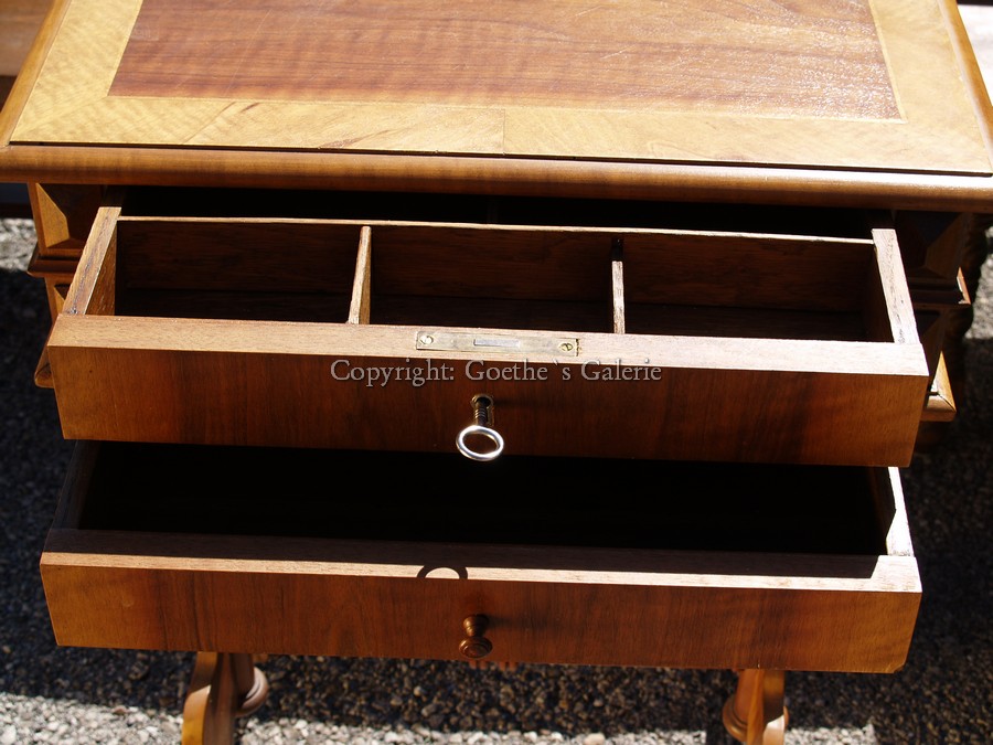 Read more about the article Nähtisch, altdeutsch, restauriert – unglaublich praktisch!