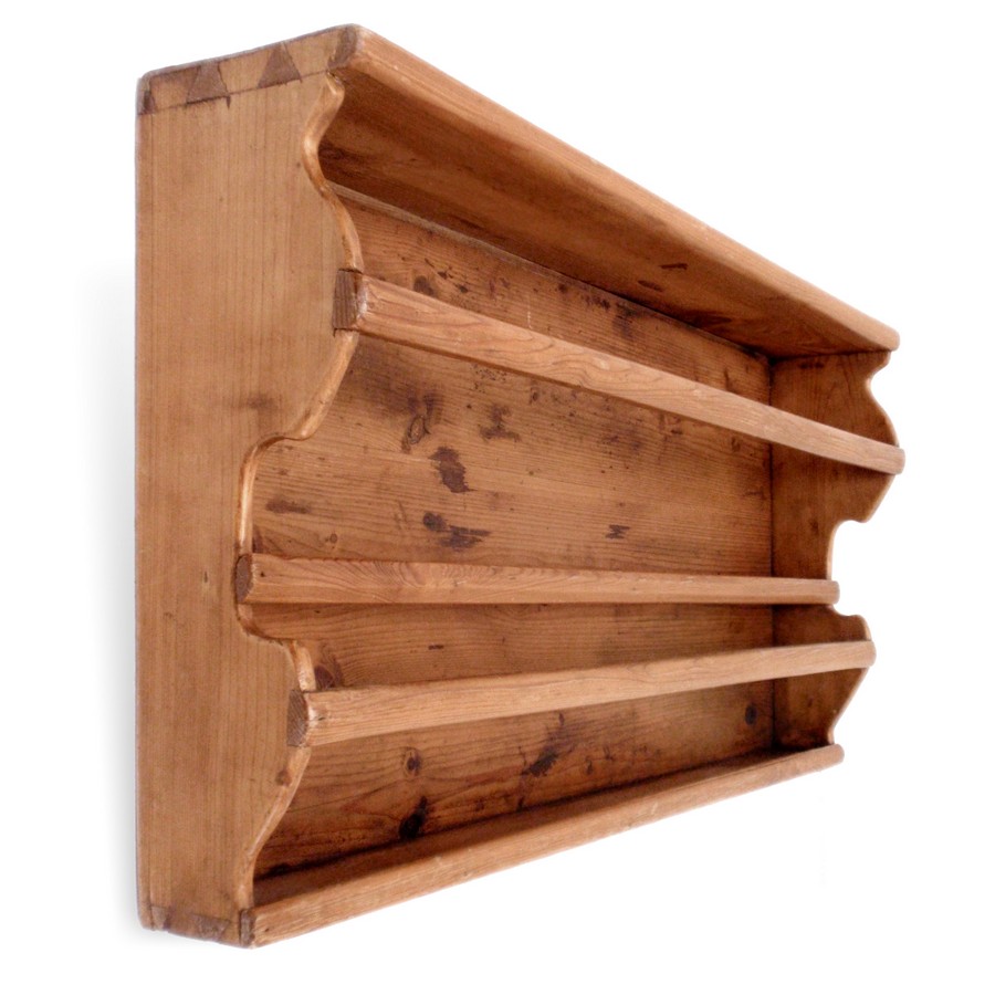 Read more about the article Bezauberndes altes Tellerboard Shabby Chic Tellerregal Naturholz