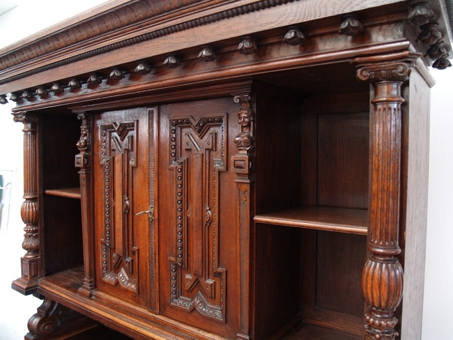 Antiker Schrank Buffetmöbel Kredenz Historismus geschnitzt Gesichter Antiquität Museal Möbel Antiquität