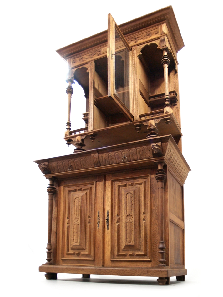 Read more about the article Monumentales, formschönes Schrankmöbel – exquisites Buffet antik